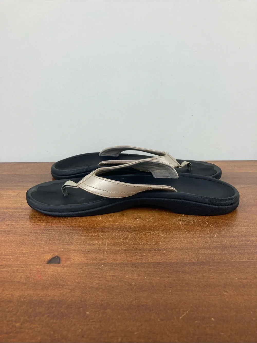 OluKai Ohana Metallic Beige Thong Flip Flops Comfort Sandals Women’s Size 9/39.